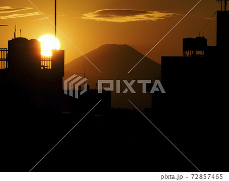 富士山と夕日 建物のシルエット / Mt. Fuji at sunset 72857465