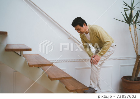 膝痛　60代男性 72857602