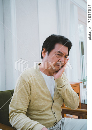 歯痛　60代男性 72857617
