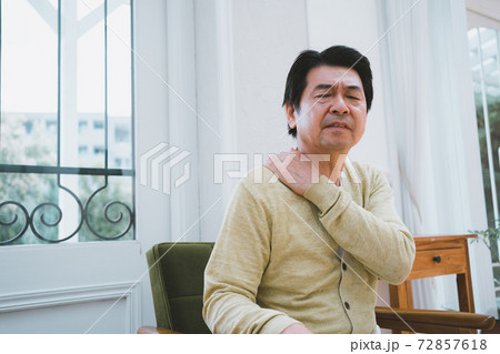 肩こり　60代男性 72857618