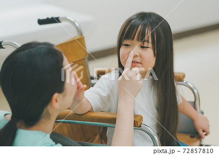 車椅子の5歳児 72857810