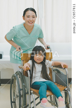 車椅子の5歳児 72857811