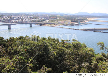芦屋町の魚見展望台から見た芦屋港 72860473