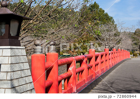 万之瀬川にかかる橋の赤い欄干の写真素材