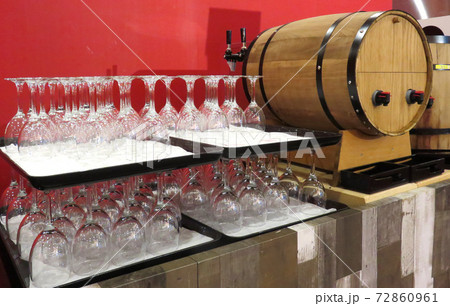 ワイン樽とワイングラス 72860961