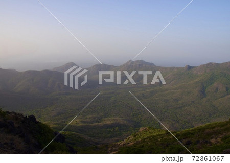 インドのジュナーガルの聖地ギルナール山からの景色 インドのジュナーガルの聖地ギルナール山からの景色 72861067