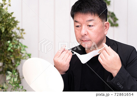 マスクのため肌荒れを気にする中年男性 マスクのため肌荒れを気にする中年男性 72861654