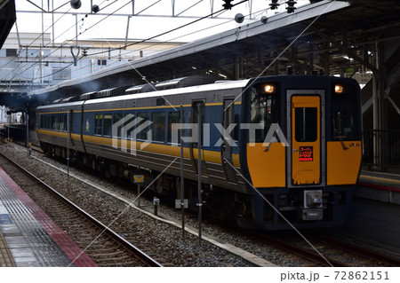 播磨路、山陰に向かう気動車。 72862151