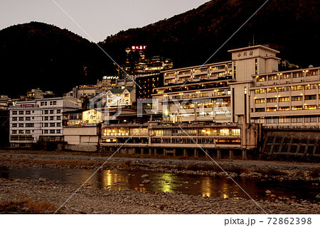 夜の下呂温泉を歩く 72862398