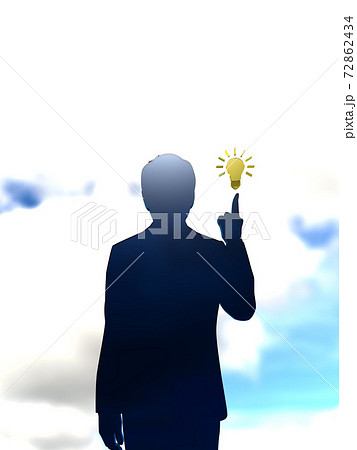 シルエット男性が電球アイコンを指差しているCGイラスト 72862434
