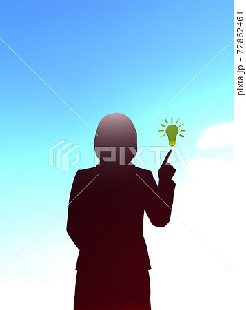 シルエット女性が電球アイコンを指差しているcgイラストのイラスト素材