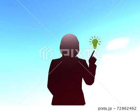 シルエット女性が電球アイコンを指差しているcgイラストのイラスト素材