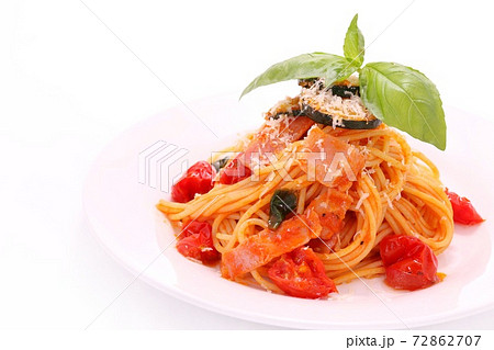 ズッキーニとベーコンのパスタ トマトソース 明るい背景の写真素材