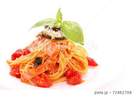 ズッキーニとベーコンのパスタ　トマトソース　明るい背景 72862708