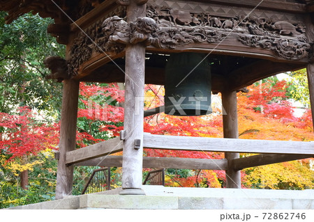 モミジの紅葉と銀杏の黄葉を背景にした九品仏寺の鐘楼 72862746