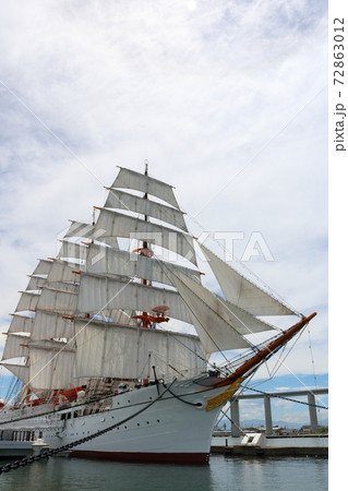 港に浮かぶかっこいい帆船 72863012