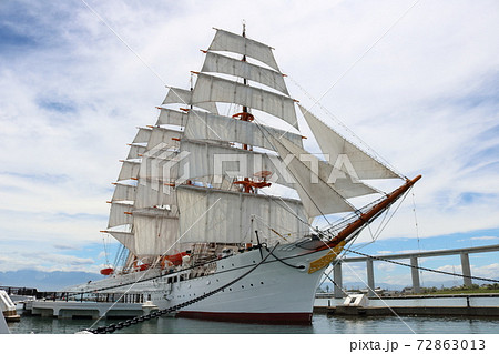 港に浮かぶかっこいい帆船 72863013