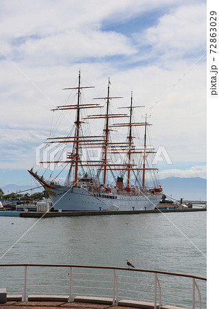 港に浮かぶかっこいい帆船 72863029