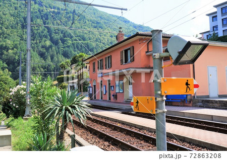 イントラーニャ駅舎とハイキングコース（スイス） 72863208