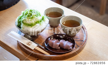 和カフェでの休憩 72863956