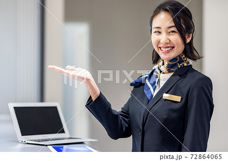ホテルで受付をする若い女性 撮影協力:LINK FOREST ホテルで受付をする若い女性 撮影協力:LINK FOREST 72864065