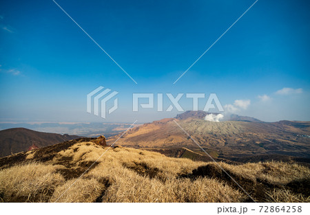 早春の阿蘇に野焼きの風景 早春の阿蘇に野焼きの風景 72864258