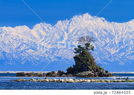 富山_雨晴海岸から見る絶景立山連峰 72864335