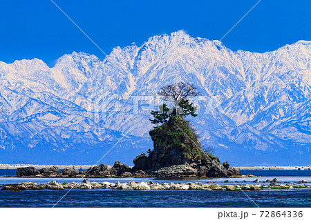 富山_雨晴海岸から見る絶景立山連峰 72864336