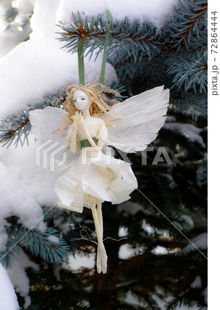 雪の花の妖精です。北の国の麓郷から冬の便りです。 雪の花の妖精です。北の国の麓郷から冬の便りです。 72864444