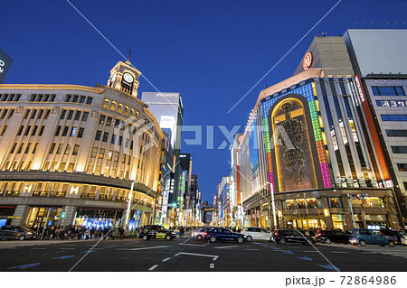 東京　銀座　夜の四丁目交差点 72864986