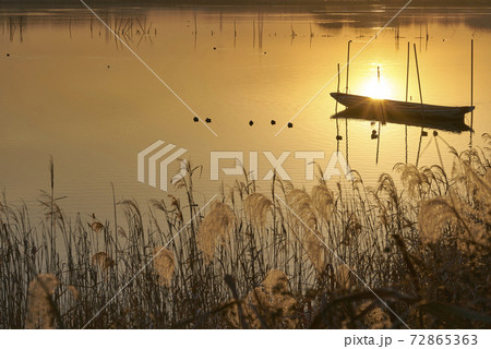 沼に浮かぶ小舟の夕景 沼に浮かぶ小舟の夕景 72865363