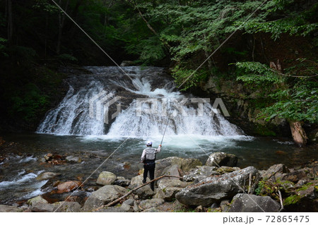 マーガの滝の滝壺で釣りをする釣り人 72865475