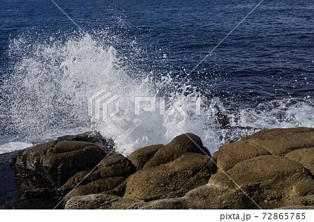 山口県 萩市 須佐ホルンフェルス 日本海の荒波 72865785
