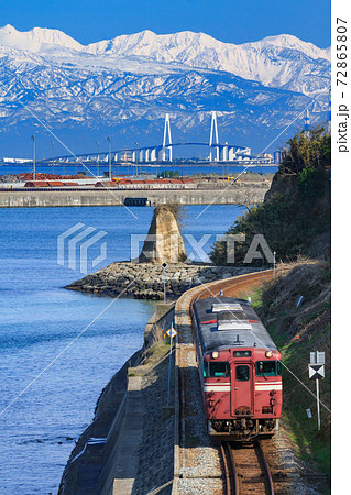 富山_絶景立山連峰と氷見線 72865807