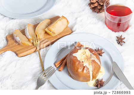 丸ごことの焼きりんごとくし切りの焼きりんご 丸ごことの焼きりんごとくし切りの焼きりんご 72866993