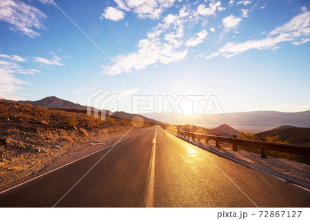 Road in desert 72867127