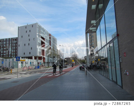 オランダ、Amstelveen(アムステルフェーン)の近代的な街並み 72867265