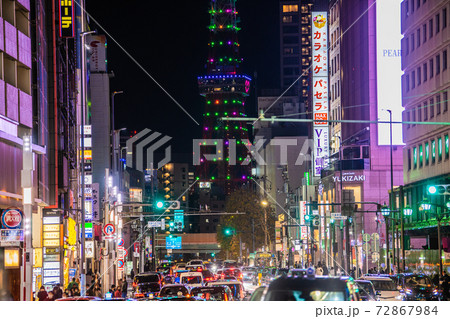 日本の東京都市景観　クリスマス。六本木からスペシャルライトアップされた東京タワーやタクシーなどを望む 72867984