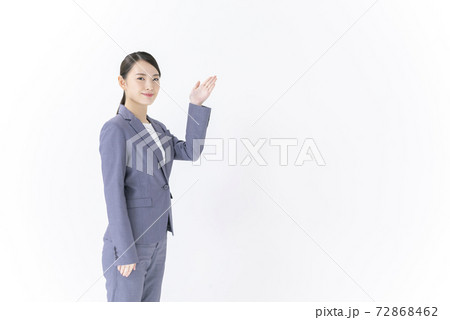ビジネスイメージ  若い女性　手かざし 72868462