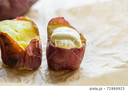 マヨネーズを乗せた焼いも 72868925