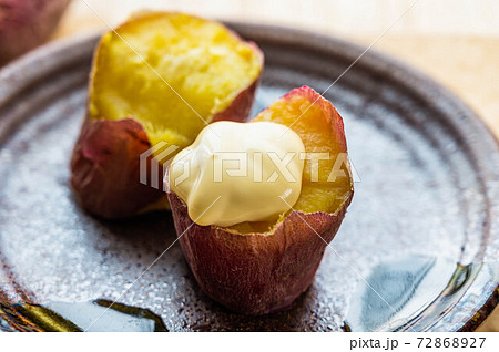 マヨネーズを乗せた焼いも 72868927