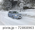 雪山の車 72868963