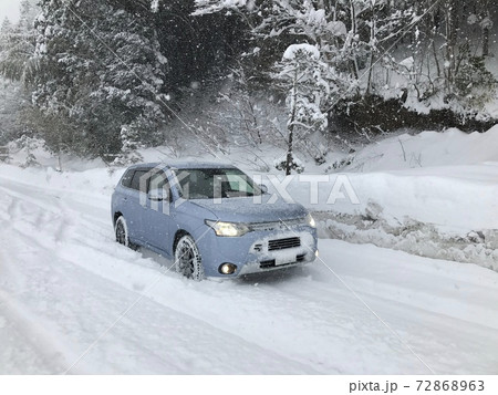 雪山の車 72868963