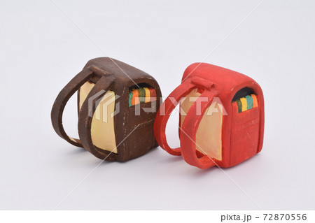 粘土で作られた赤色と茶色のランドセルの写真素材