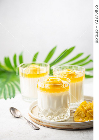 panna cotta with mango 72870965