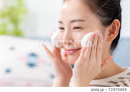 若い女性 ビューティー フェイスケア 若い女性 ビューティー フェイスケア 72870969