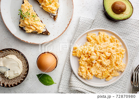Fresh cooked scrambled eggs 72870980