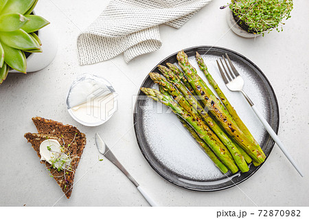 Fresh grilled asparagus Fresh grilled asparagus 72870982