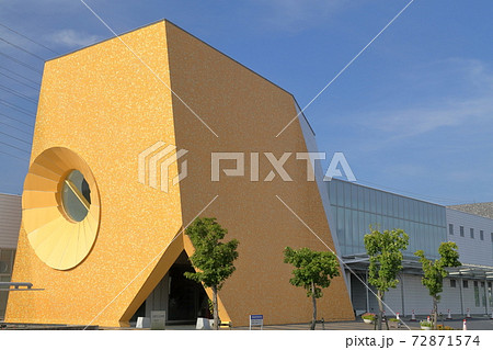 オレンジ色の建物（図書館　愛知県日進市） 72871574