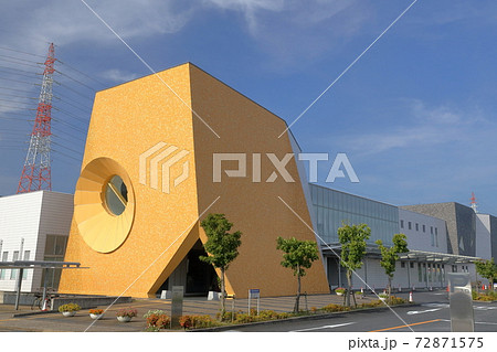 オレンジ色の建物(図書館 愛知県日進市) オレンジ色の建物(図書館 愛知県日進市) 72871575